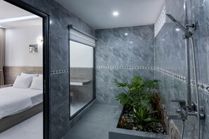 Shower, rainfall showerhead, free toiletries, hair dryer - Coastal Village PQ (Phu Quoc)