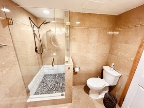 Haartrockner, Handtücher, Seife, Toilettenpapier