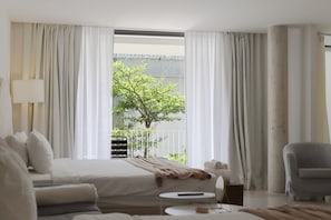 Habitació quàdruple superior | Minibar gratuït, caixa forta a l'habitació i decoració individual