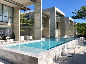 2 outdoor pools