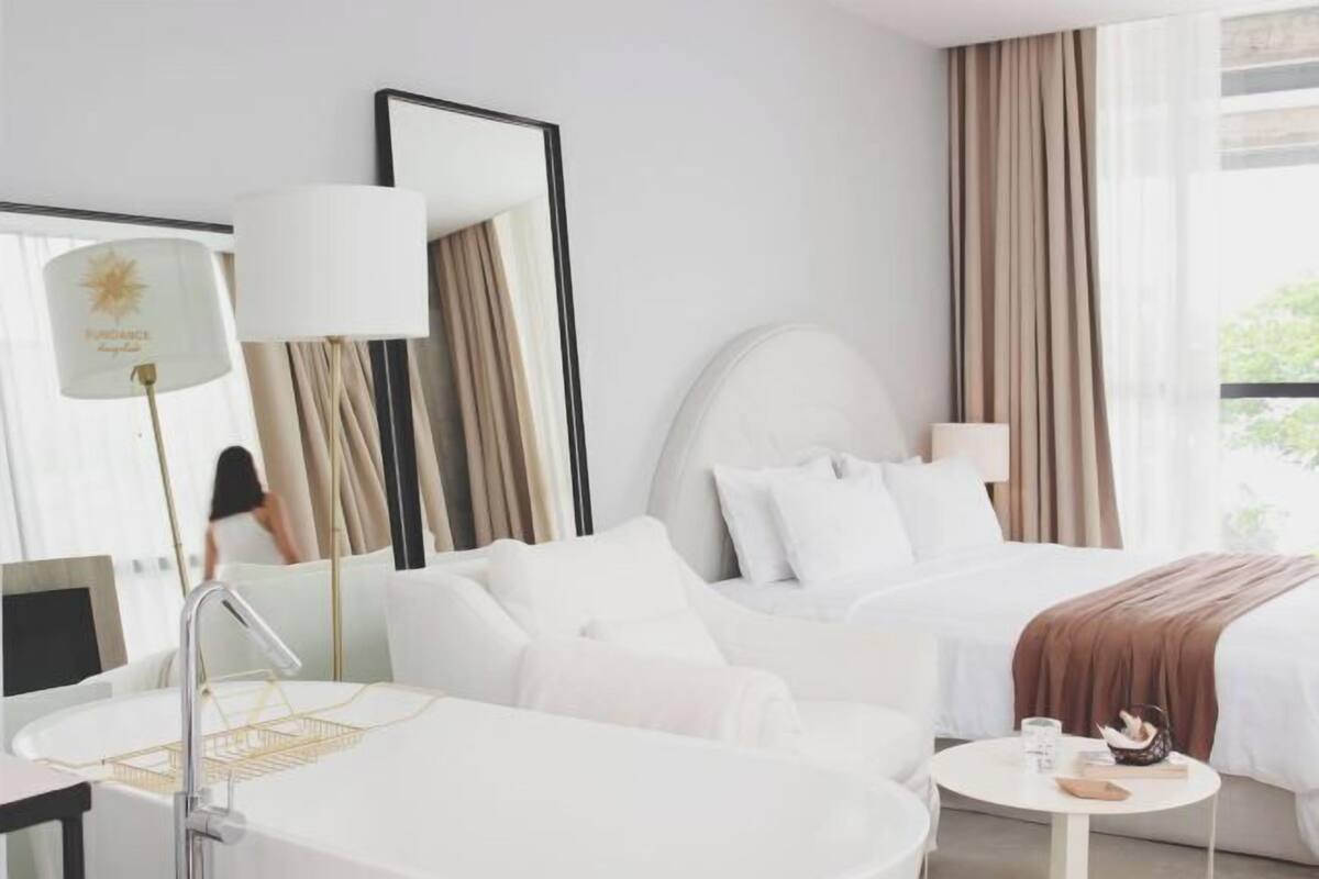 Free minibar, in-room safe, free WiFi, individually decorated