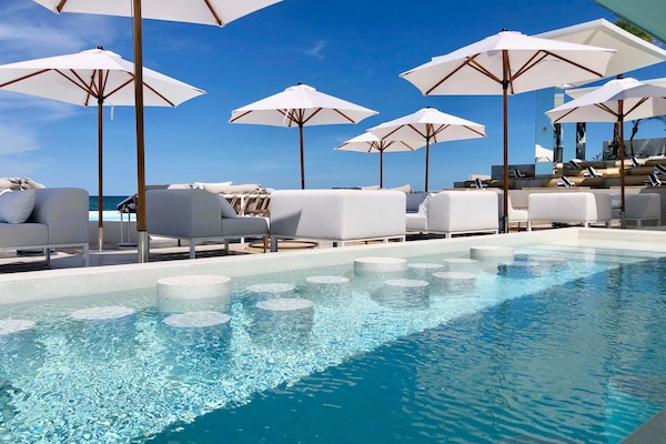 Bar en milieu de piscine