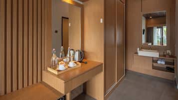 Junior Double Room | 1 bedroom, in-room safe, desk, soundproofing
