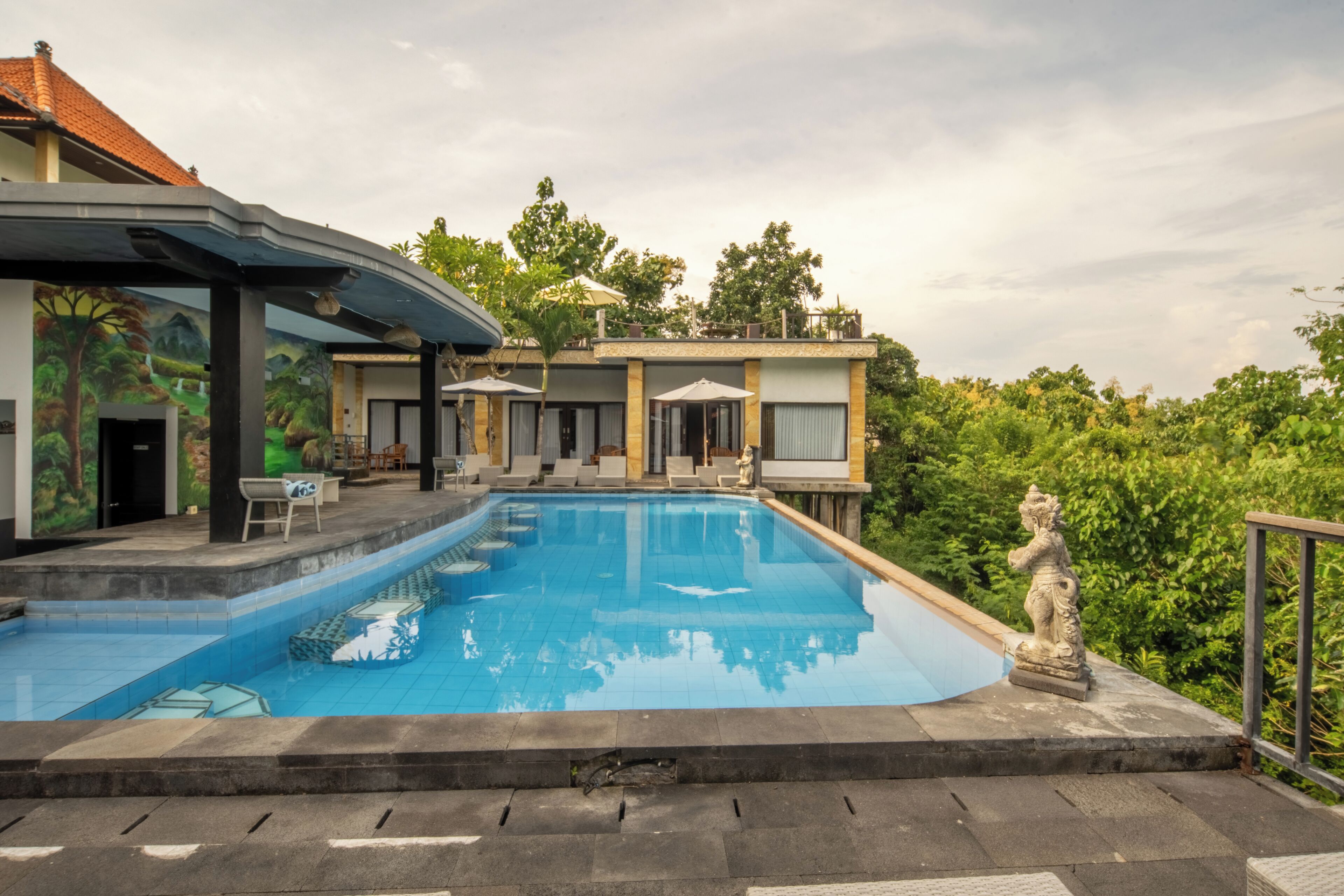 Una piscina al aire libre