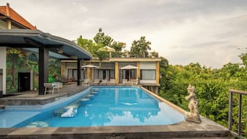 Una piscina al aire libre