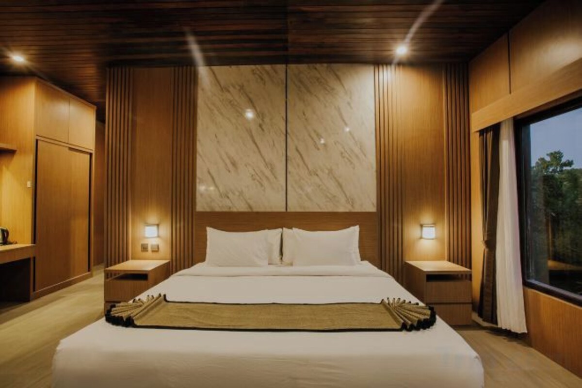 In-room safe, desk, soundproofing, WiFi (free)