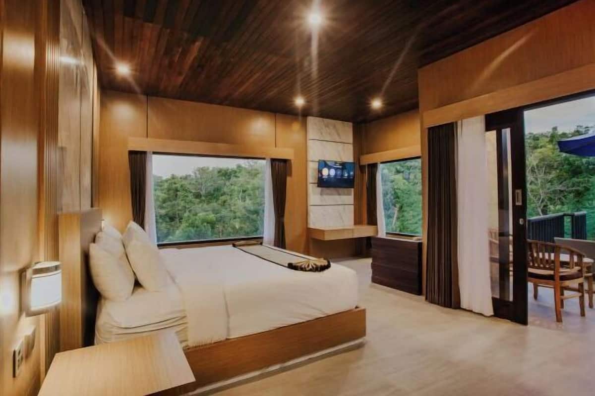 In-room safe, desk, soundproofing, free WiFi