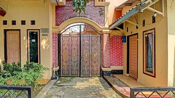 Vista frontal de la propiedad