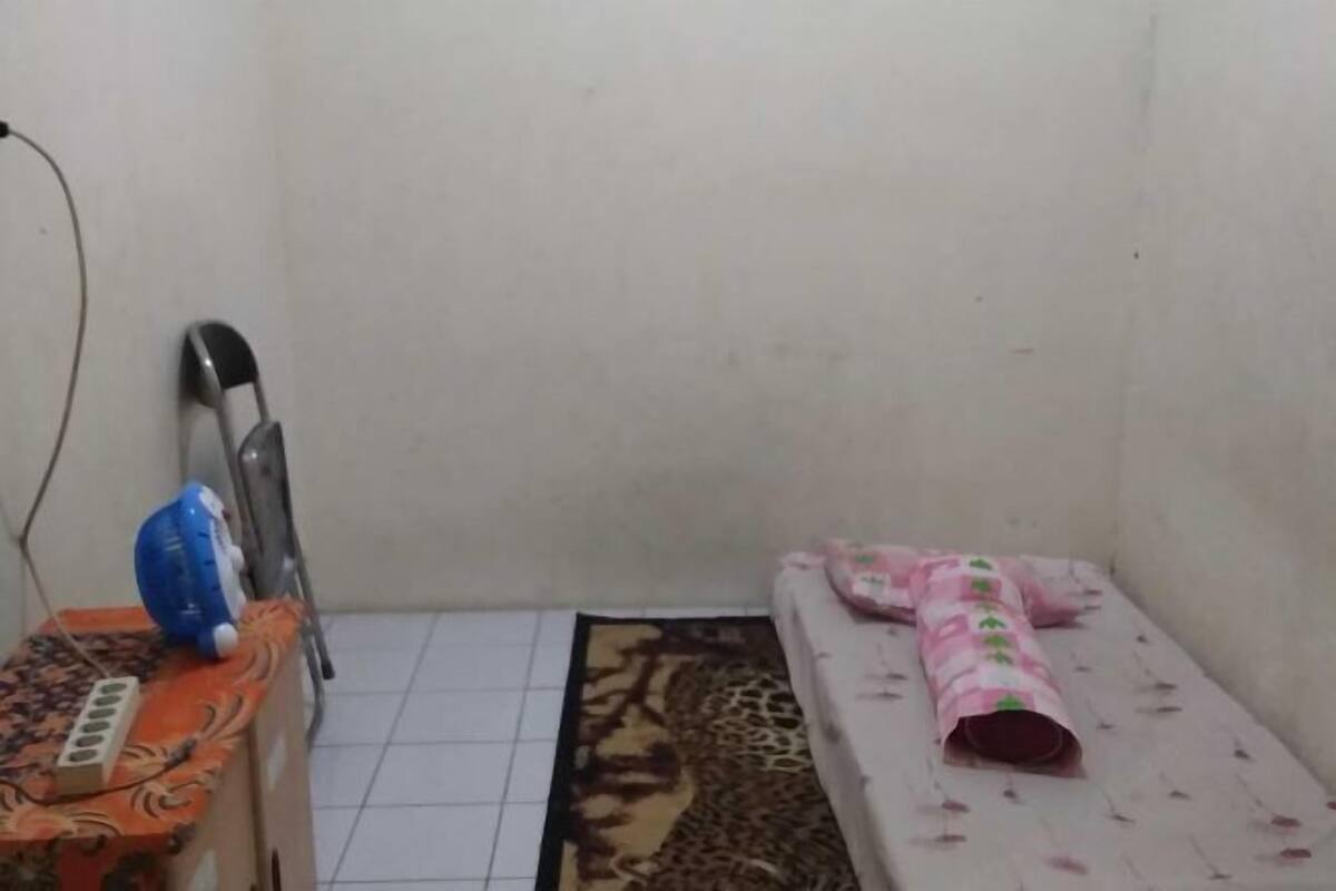 Laptop workspace, WiFi (free), bed sheets