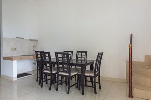 Standard Double Room | Laptop workspace, free WiFi, bed sheets - Hotel O Grand Suites Palace Syariah (Cipanas)