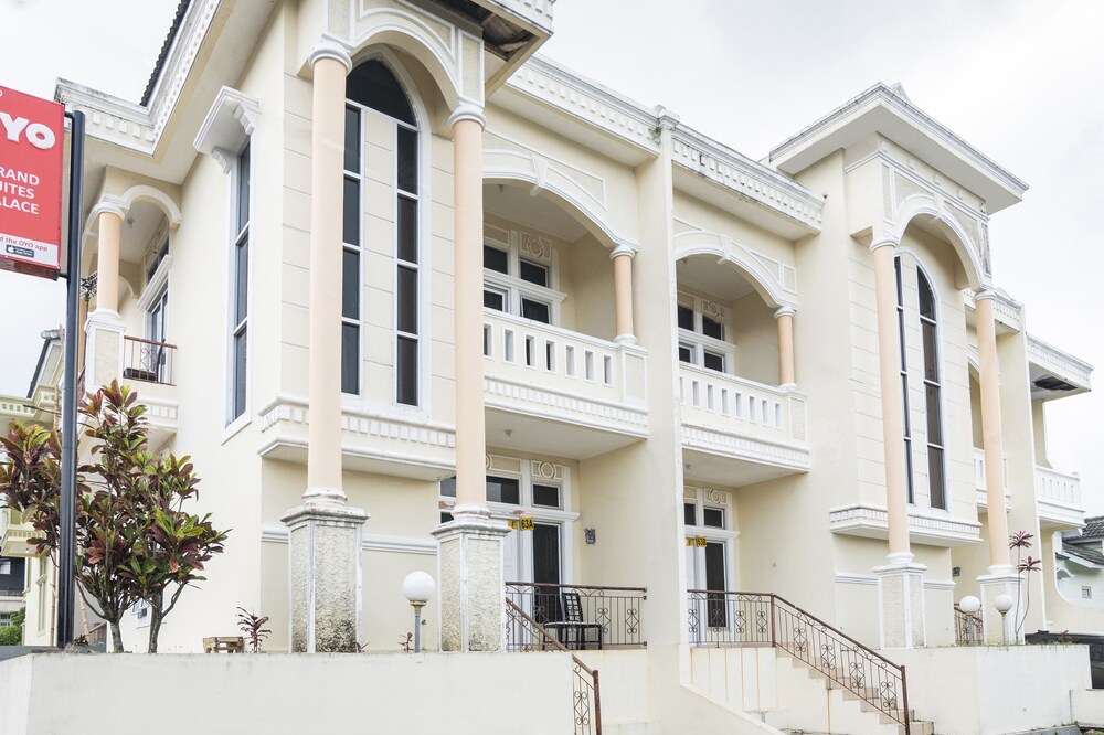 OYO 2950 Grand Suites Palace Syariah