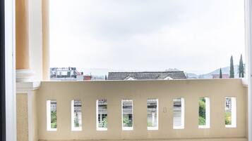 Kamar Double Standar | Ruang kerja ramah laptop, Wi-Fi gratis, dan seprai linen