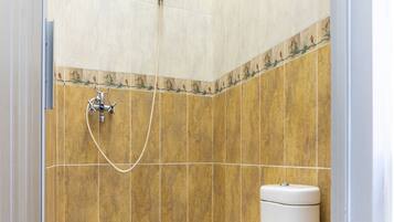 Kamar Double Standar | Kamar mandi | Shower dan handuk