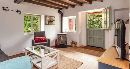 Cozy cottage besides a stream and a river