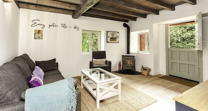 Cozy cottage besides a stream and a river