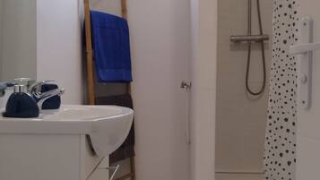 Douche, sèche-cheveux, serviettes fournies, papier toilette
