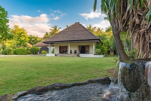 Exterior - Villa Bukti Paradise - Captivating Beachfront Villa (Bali)