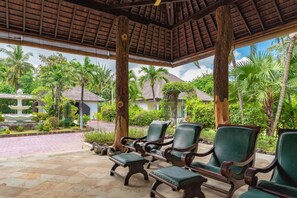 Terrace/patio - Villa Bukti Paradise - Captivating Beachfront Villa (Bali)