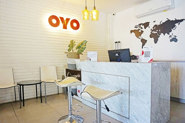 Reception - OYO 91455 New Hotelo (Jakarta)
