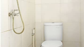 Kamar Double Ekonomi | Kamar mandi | Shower, pancuran hujan, perlengkapan mandi gratis, dan tisu toilet