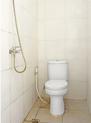 Habitación económica doble | Baño | Ducha y cabezal de ducha tipo lluvia