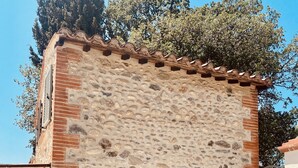 A small stone building with a tiled roof, a window, and a door. - Mas Typique au Milieu des Vergers (Bouleternère)