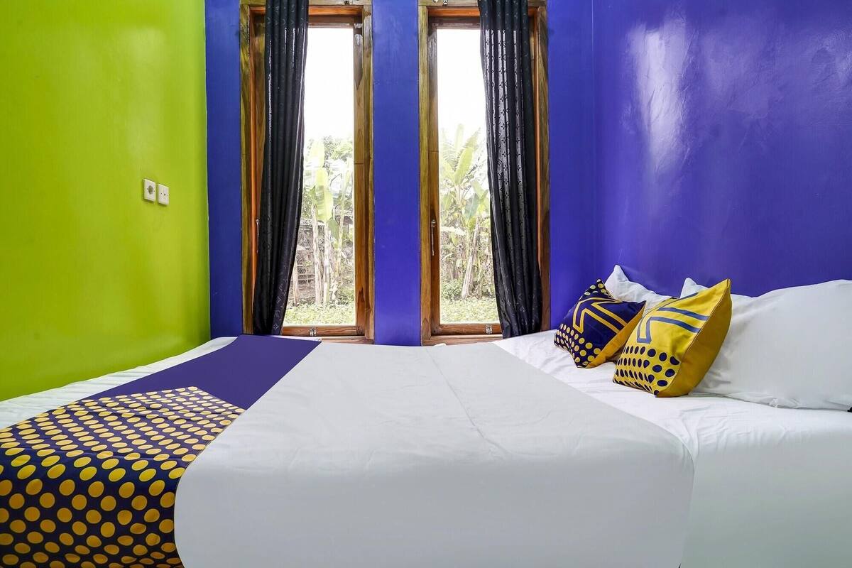 Laptop workspace, WiFi (free), bed sheets