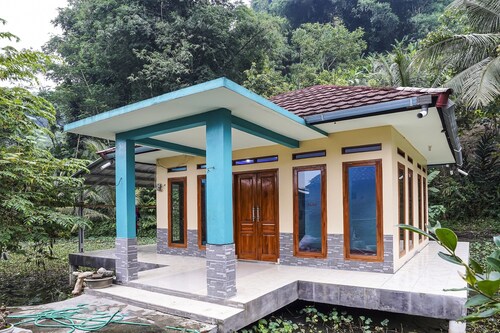 OYO Homes 90916 Eco Tourism Geopark Rajamandala Homestay Syariah