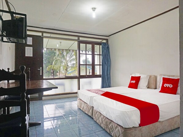 Escritorio y ropa de cama