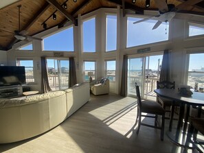 Smart TV, videojuegos, reproductor de DVD y videoteca 