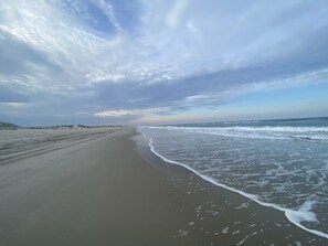 En la playa, camastros y toallas de playa 