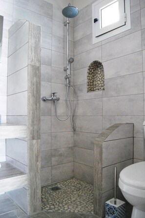 Douche, sèche-cheveux, serviettes fournies, savon