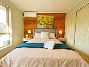 2 bedrooms, iron/ironing board, free WiFi, bed sheets