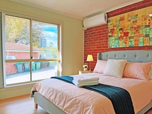 2 bedrooms, iron/ironing board, free WiFi, bed sheets