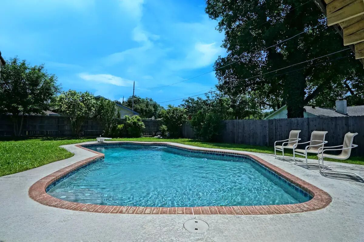 Home with Pool! Close to DFW airport/ AT&T Stadium