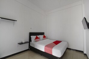 Deluxe Double Room | Desk, bed sheets - Hotel O Forrest’inn (Kediri)