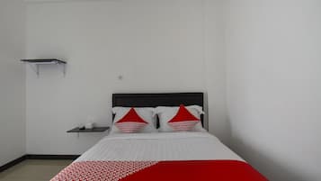 Deluxe Double Room | Desk, bed sheets