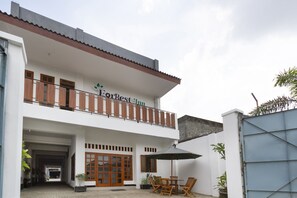 A two-story building with a balcony, wooden doors, and a sign that reads "ForBest Inn". - Hotel O Forrest’inn (Kediri)