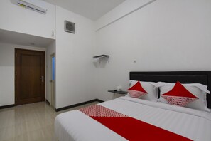 Deluxe Double Room | Desk, bed sheets - Hotel O Forrest’inn (Kediri)