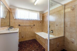 Shower, hair dryer, towels - Gone Coastal - Three Bedroom Unit (WOORIM)