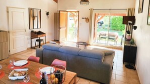 Un salon confortable avec un canapé, une table à manger et un coin cuisine.