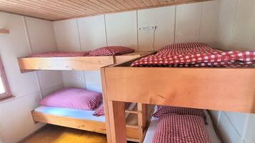 2 bedrooms, travel crib, WiFi (free), bed sheets