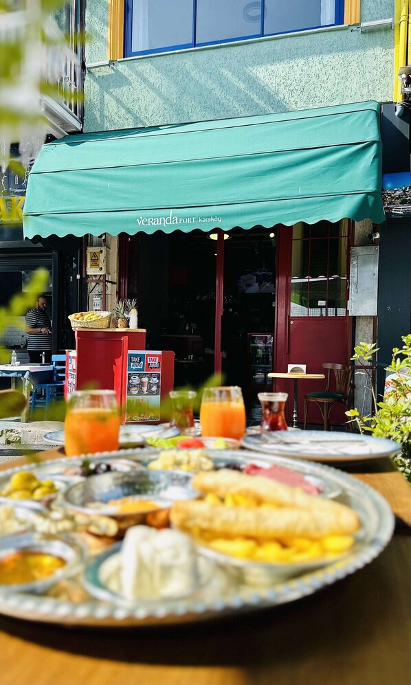 Desayuno de cocina local incluido todos los días