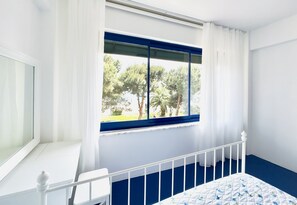Kamar Deluks, 1 Tempat Tidur King, Bebas Asap Rokok, menghadap laut | 1 kamar tidur, tempat tidur Select Comfort, dan isi minibar gratis