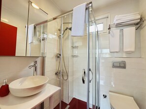 Habitación Premium, 1 cama King size, para no fumadores, frente al mar | Baño | Regadera, regadera tipo lluvia, secadora de cabello, pantuflas