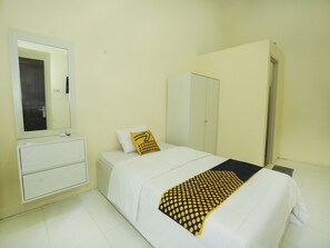 Economy Single Room | Free WiFi, bed sheets - OYO 91635 Wisma Terace House (Jakarta)