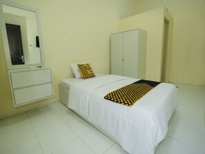 Economy Single Room | Free WiFi, bed sheets - OYO 91635 Wisma Terace House (Jakarta)