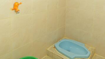 Economy Single Room | Bathroom | Shower, toilet paper
