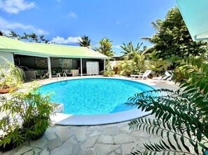 Outdoor pool, pool loungers - Tiaki Guesthouse: 5min drive from the beach, Prime Location near Punaauia Center (Puna'auia)