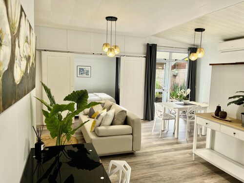 Tiaki Guesthouse: 5min drive from the beach, Prime Location near Punaauia Center